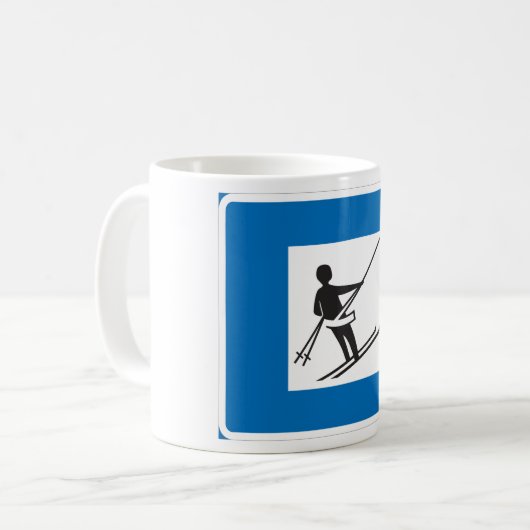 Minimalistisches Skilift-Symbol mit blauer Grenze Kaffeetasse (Vorderseite Links)