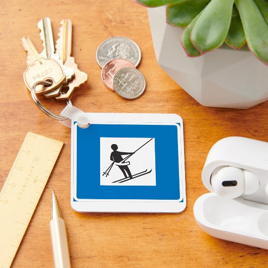 Minimalistisches Skilift-Symbol mit blauer Grenze Schlüsselanhänger