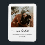 Minimalistisches Skript-Foto Save the Date Magnet<br><div class="desc">Modernes und elegantes Design bedruckt Minimalistisches Script Foto Speichern Sie das Date Magnet,  das mit Ihrem Text angepasst werden kann. Bitte klicken Sie auf den Button "Anpassen" und verwenden Sie unser Design-Tool,  um diese Vorlage zu ändern. Karo im Grafikdesign-Store für andere Produkte,  die diesem Design entsprechen!</div>