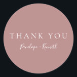 Minimalistisches Skript Moderne, maßgeschneiderte  Runder Aufkleber<br><div class="desc">Minimalistisches Skript Moderner,  maßgeschneiderter,  klassischer Rundaufkleber für Hochzeiten in Dusty Rose</div>