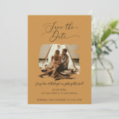 Minimalistisches Skript Pinsel Stroke Mustard Gold Save The Date (Stehend Vorderseite)