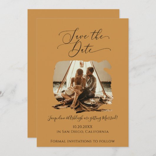 Minimalistisches Skript Pinsel Stroke Mustard Gold Save The Date (Vorne/Hinten)