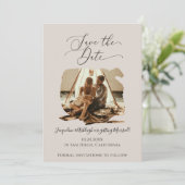 Minimalistisches Skript Pinselstrich Stroke Taupe  Save The Date (Stehend Vorderseite)