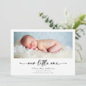 Minimalistisches Skript Unser kleines Foto Geburt Ankündigung (Stehend Vorderseite)