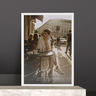 Minimalistisches SkriptWhite Overlay-Foto-Abschlus Ankündigung