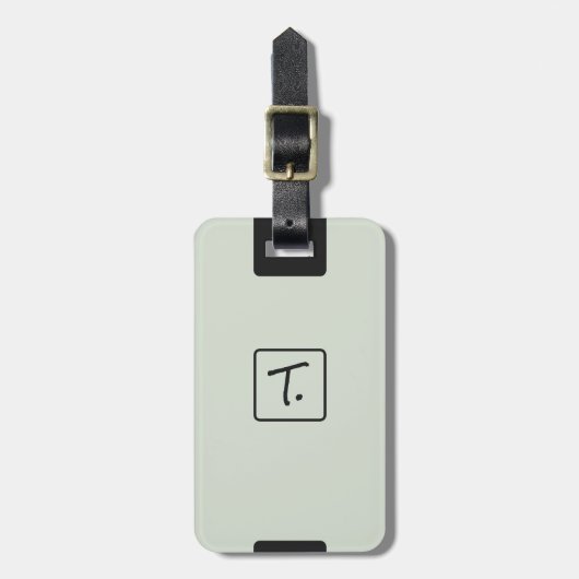Minimalistisches Soft Sage mit schwarzem Monogramm Gepäckanhänger (Vorderseite vertikal)