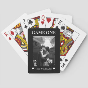 Minimalistisches Spiel eins Schwarz-Weiß-Foto von Spielkarten