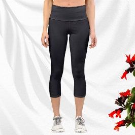 Minimalistisches Steinkohleschwarz Capri Leggings