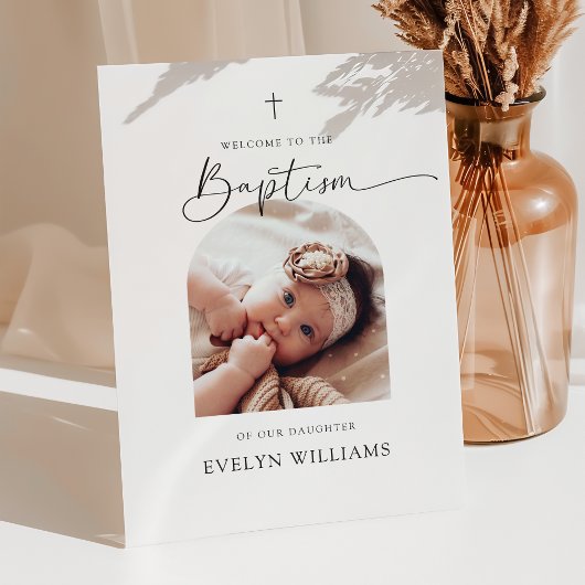 Minimalistisches Taufbecken Foto Arch Willkommen Sockelschild