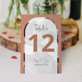 Minimalistisches Terra Cotta Arched Wedding Foto Tischnummer