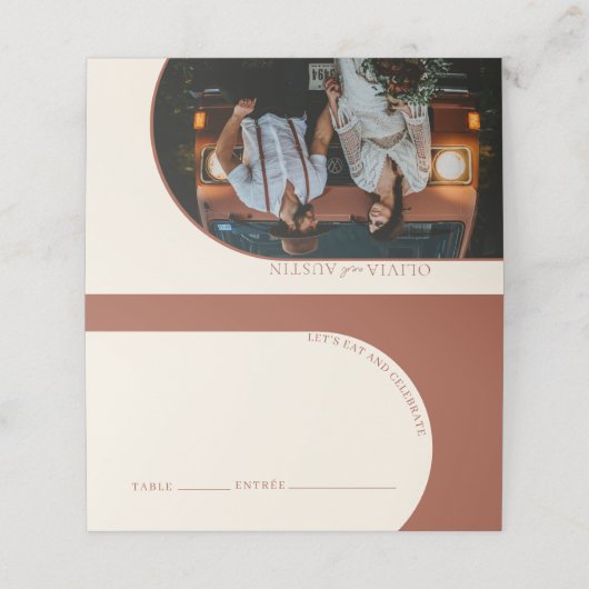 Minimalistisches Terracotta Arch Foto Hochzeitgäst Platzkarte (Außenseite Aufgefaltet)