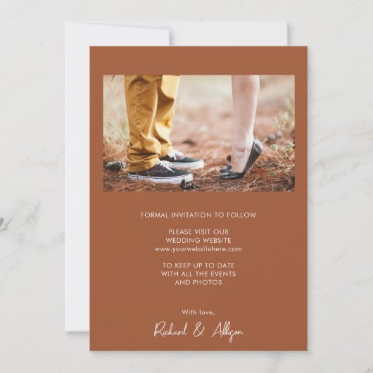 Minimalistisches Terracotta modernes Foto Save the Einladung (Rückseite)