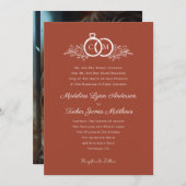Minimalistisches Terracotta Wedding Rings Monogram Einladung (Vorne/Hinten)