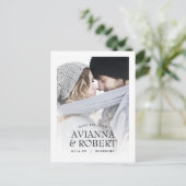 Minimalistisches Typografie-Foto Save the Date Ankündigungspostkarte (Stehend Vorderseite)