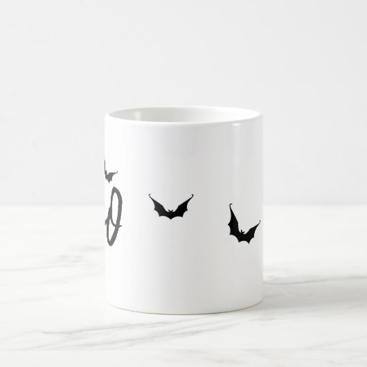 Minimalistisches Typografisches Halloween & Bat Th Kaffeetasse (Mittel)