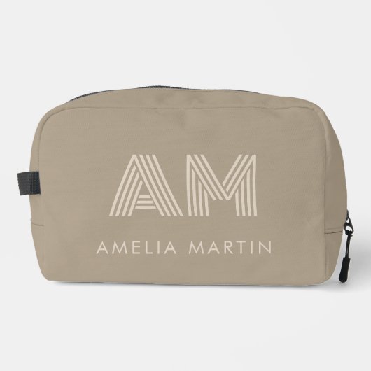 Minimalistisches Warmes Taupe-Monogramm Waschbeutel (Vorderseite)