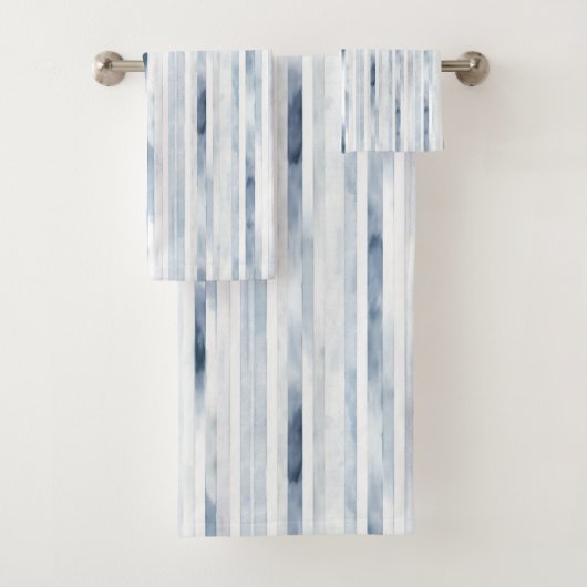 Minimalistisches Watercolor Blue Stripe Muster Badhandtuch Set (Insitu)