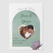 Minimalistisches Weichrosa und grüne Lotus Save th Pergament Einladungen (Vorderseite)