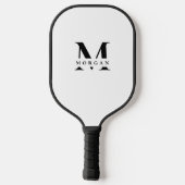 Minimalistisches weiß-schwarzes Monogramm Name per Pickleball Schläger (Rückseite)
