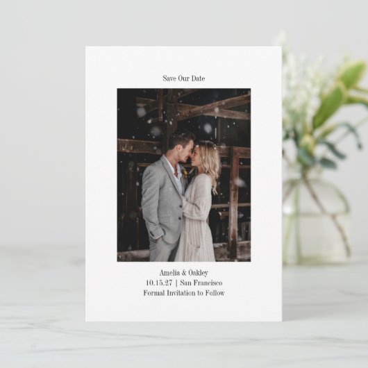 Minimalistisches weißes elegantes Hochzeitsszenari Save The Date (Stehend Vorderseite)