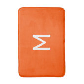 Minimalistisches weißes Monogramm auf Orange Badematte (Vorderseite Vertikal)