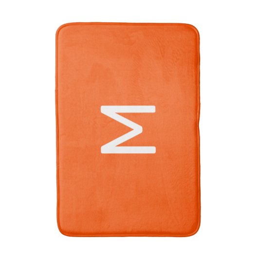 Minimalistisches weißes Monogramm auf Orange Badematte (Vorderseite Vertikal)