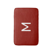 Minimalistisches weißes Monogramm auf Rot Badematte (Vorderseite Vertikal)