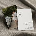 Minimalistisches weißes Retro-Schreibgerät Vertika Save The Date<br><div class="desc">Typografie der Minimalistischen Retro-Schreibmaschine Hochzeit Sichern Sie das Datum mit dem vertikalen Portrait-Foto auf der Rückseite</div>