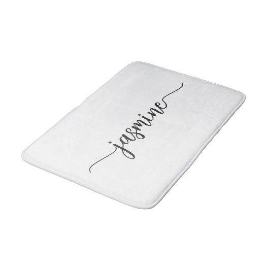 Minimalistisches White Girl Monogram Name Script Badematte (Schrägansicht)