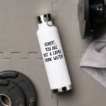 Minimalistisches Zitat Trinkwasser mit einem Namen Trinkflasche<br><div class="desc">Anpassbarer Text,  um Ihre eigene lustige oder Lieblings-Zitat schreiben oder behalten,  um Sie oder Ihre Lieben zu mehr Wasser trinken "Name,  Sie sind kein Kamel. Trinkwasser!"</div>