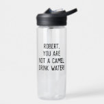 Minimalistisches Zitat Trinkwasser mit einem Namen Trinkflasche<br><div class="desc">Anpassbarer Text,  um Ihre eigene lustige oder Lieblings-Zitat schreiben oder behalten existieren,  um Sie oder Ihre Lieben zu ermutigen,  mehr Wasser zu trinken "Name,  Sie sind kein Kamel. Trinkwasser!"</div>