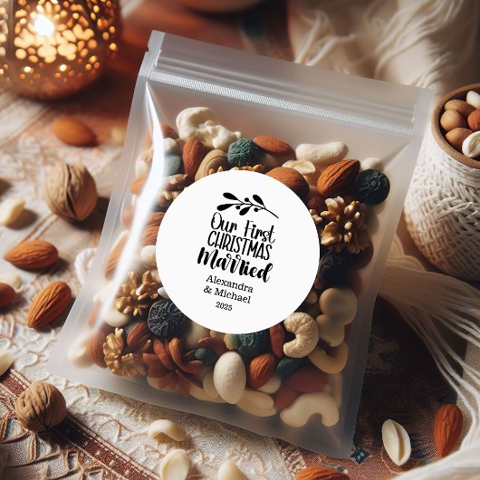 Minimialist Our First Christmas Married Runder Aufkleber