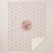 Minimierte Rose und Monogramm Sherpadecke (Vorderseite)