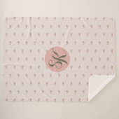 Minimierte Rose und Monogramm Sherpadecke (Vorderseite (Horizontal))