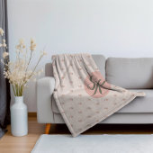 Minimierte Rose und Monogramm Sherpadecke