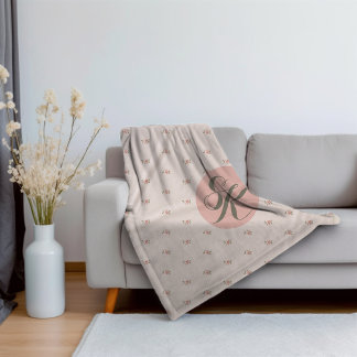 Minimierte Rose und Monogramm Sherpadecke