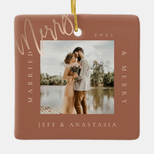 Minimum Modern Married & Merry Gold Script 2 Foto Keramikornament (Vorderseite)