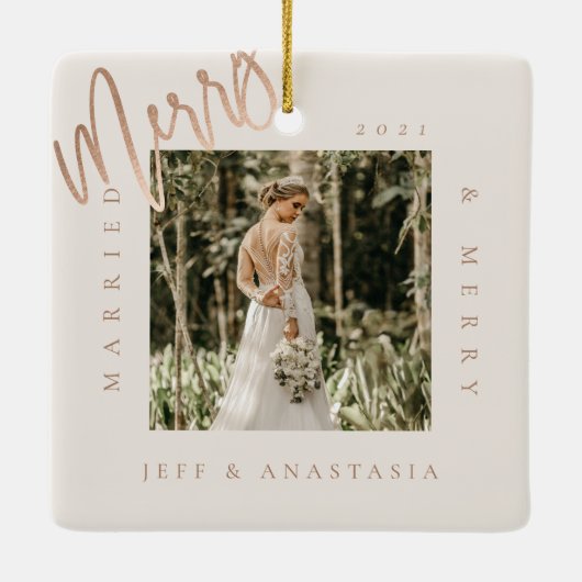 Minimum Modern Married & Merry Gold Script 2 Foto Keramikornament (Rückseite)