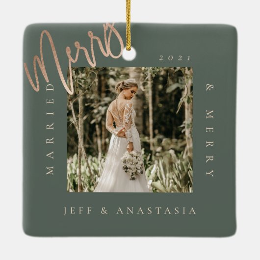 Minimum Modern Married & Merry Gold Script 2 Foto Keramikornament (Rückseite)