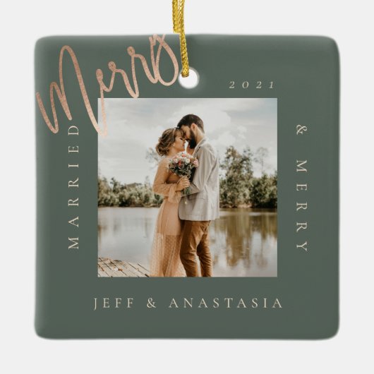 Minimum Modern Married & Merry Gold Script 2 Foto Keramikornament (Vorderseite)