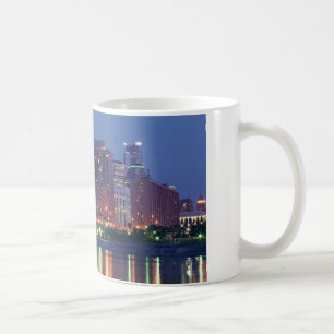 Minneapolis Skyline in der Nacht Kaffeetasse