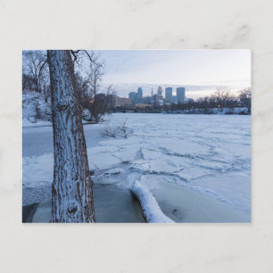 Minneapolis-Skyline und eisgezogener Fluss Einladungspostkarte