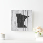 Minnesota Rustic Black and White Wood Panel Farm Quadratische Wanduhr (Zuhause)