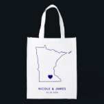 Minnesota Wedding Welcome Bag Navy Tasche mit Kart Wiederverwendbare Einkaufstasche<br><div class="desc">Begrüßungsgeschenktasche mit Kartengrafik. Ihre Gäste werden in ihrem Hotel einchecken und diese Tasche mit den Leckereien,  die sie erwarten,  finden. Sie können das Herz mit der Funktion "Weiter anpassen" an den Ort Ihres großen Tages positionieren.</div>
