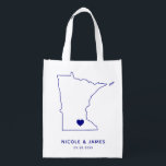 Minnesota Wedding Welcome Bag Navy Tasche mit Kart Wiederverwendbare Einkaufstasche<br><div class="desc">Begrüßungsgeschenktasche mit Kartengrafik. Ihre Gäste werden in ihrem Hotel einchecken und diese Tasche mit den Leckereien,  die sie erwarten,  finden. Sie können das Herz mit der Funktion "Weiter anpassen" an den Ort Ihres großen Tages positionieren.</div>