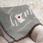 Minnesota Zuhause Staat Personalisiert Decke<br><div class="desc">Zeigen Sie Zuhause-Staatsstolz mit dieser niedlichen rustikalen grauen Werftdecke mit "Zuhause" in weißer Kalligrafie-Schrift, die mit einer Silhouette des Staat von Minnesota stehend für den Buchstaben "O" zeigt. Eine rote Herzanzeige in der Staat-Karte vervollständigt das Design; Sie können die Herzposition in Ihrer Zuhause-Stadt ändern, indem Sie das Design-Tool öffnen und...</div>
