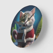 Minskin Kitten in einem WeihnachtsOutfit Runde Wanduhr (Winkel)