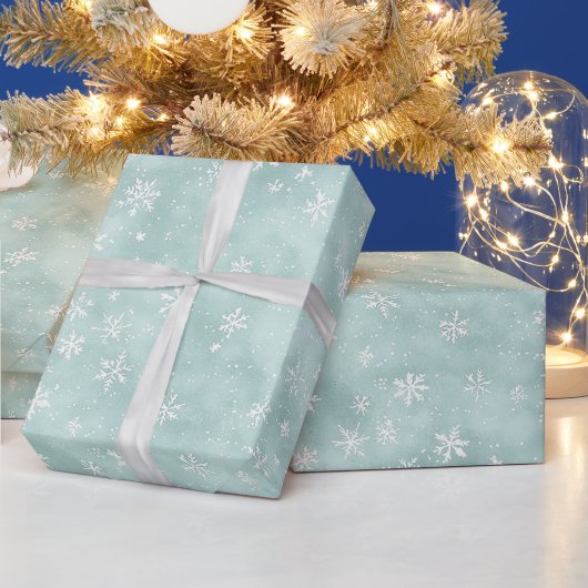 Mint Blue White Snowflakes Christmas Geschenkpapier (Feiertage)