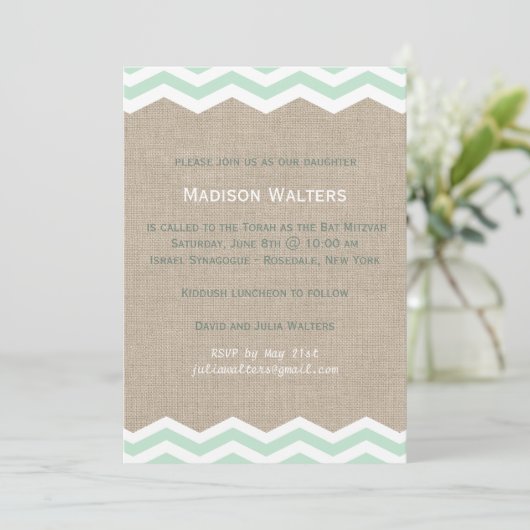 Mint Chevrons auf Burlap Bat Mitzvah Einladung (Stehend Vorderseite)