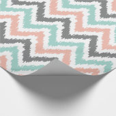 Mint Coral Gray Zigzags Ikat Muster Geschenkpapier (Ecke)